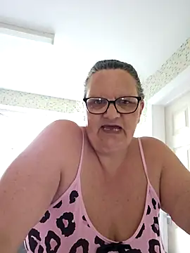 MissQueenBeex online show from 04-19-26, 05:47