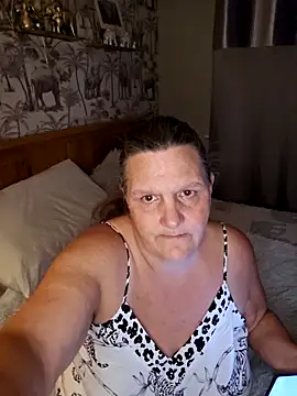 MissQueenBeex online show from 10-28-25, 10:09