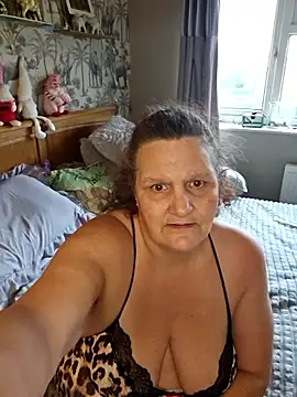 MissQueenBeex online show from 12-15-25, 12:00