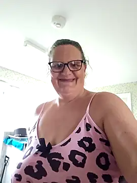 MissQueenBeex online show from 04-19-26, 06:10