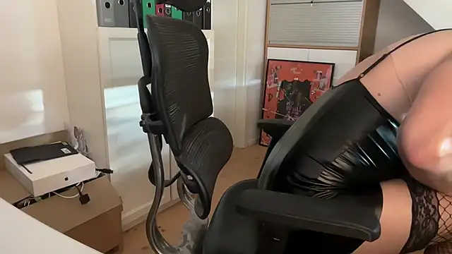 Snapshot of devotesissy83 chatting on 09-15-25, 08:04 devotesissy83 online show from 09-15-25, 08:04