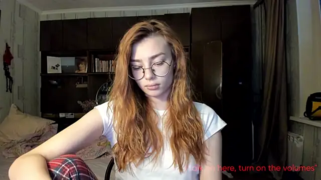 Snapshot of AngelaSwan chatting on 10-13-25, 03:13 AngelaSwan online show from 10-13-25, 03:13