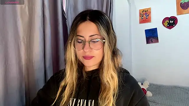 Snapshot of emma__bell_ chatting on 10-21-25, 03:22 emma bell online show from 10-21-25, 03:22