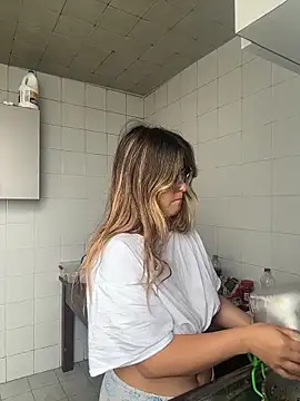 emma  bell  online show from 12-04-25, 02:38