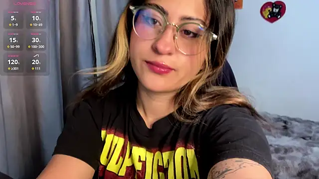 Snapshot of emma__bell_ chatting on 10-01-25, 10:46 emma bell online show from 10-01-25, 10:46