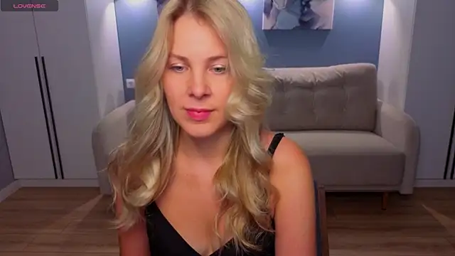 Snapshot of MelanieBennett chatting on 06-17-26, 07:19 MelanieBennett online show from 06-17-26, 07:19