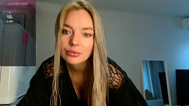 Snapshot of Eva___forever chatting on 10-15-25, 01:04 Eva   forever online show from 10-15-25, 01:04