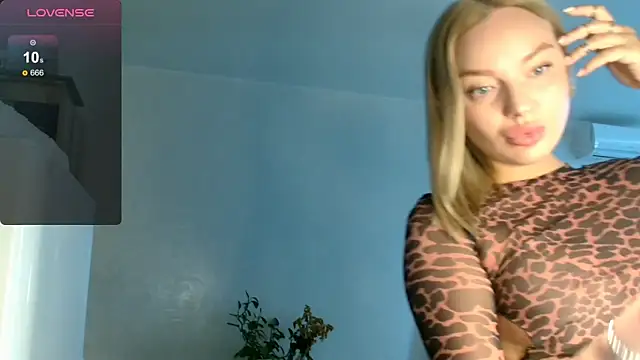Snapshot of Eva___forever chatting on 09-15-25, 01:50 Eva   forever online show from 09-15-25, 01:50