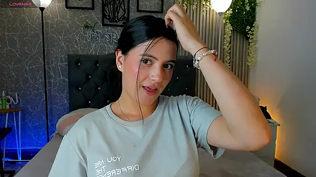 Snapshot of mialeia01 chatting on 02-05-26, 07:43 mialeia01 online show from 02-05-26, 07:43