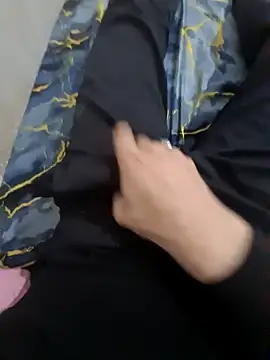 Snapshot of amirzinou chatting on 03-23-25, 12:04 amirzinou online show from 03-23-25, 12:04