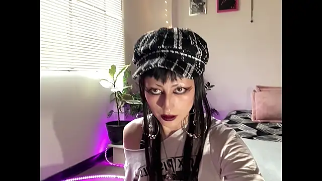 Snapshot of ELENA_UMBRA chatting on 12-17-25, 08:14 ELENA UMBRA online show from 12-17-25, 08:14