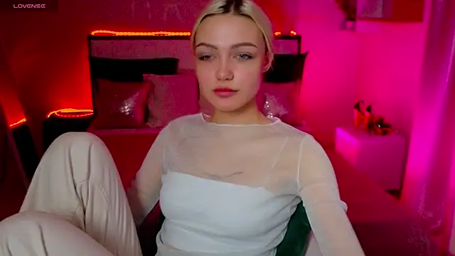 LinaLirian online show from 11-14-25, 01:37