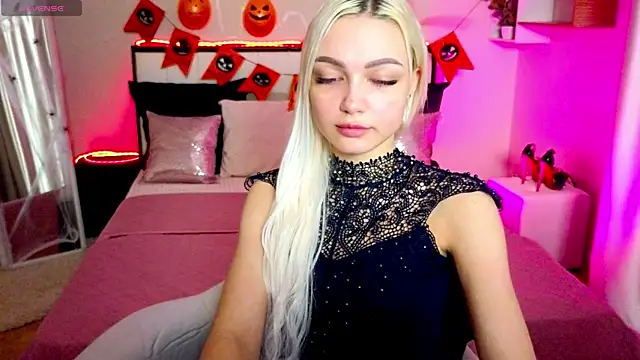 LinaLirian online show from 10-28-25, 01:43