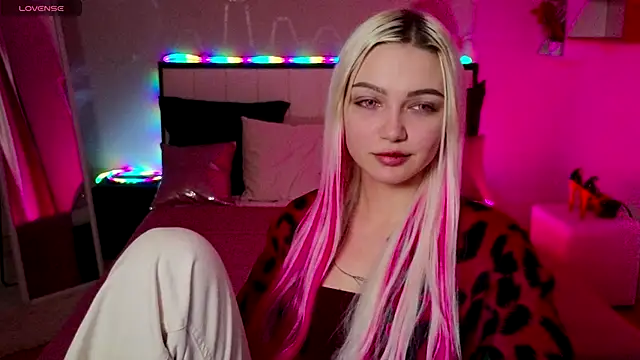 LinaLirian online show from 11-12-25, 01:37