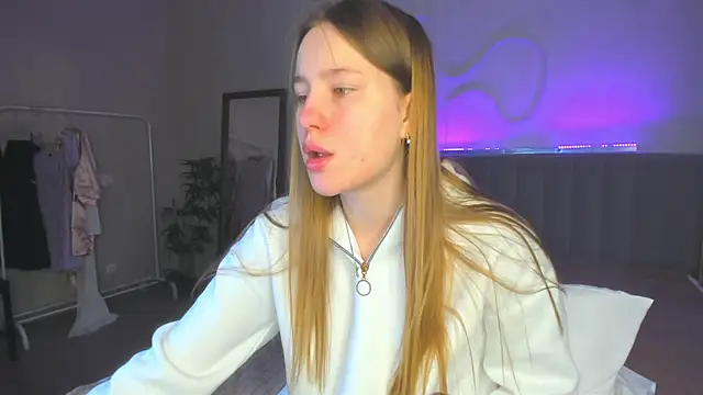 Candy Cansew online show from 09-10-25, 01:37