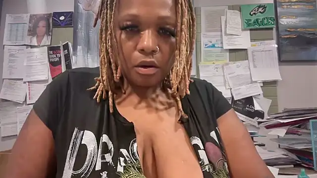 RoyalQueen2u online show from 06-15-26, 05:18