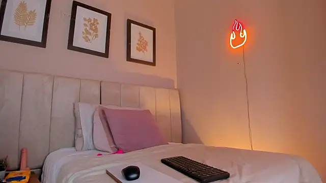  lucia 18 online show from 10-13-25, 05:47