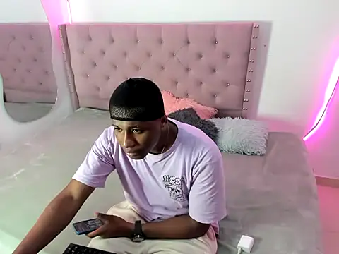 Snapshot of Luis123- chatting on 11-21-25, 05:23 Luis123- online show from 11-21-25, 05:23