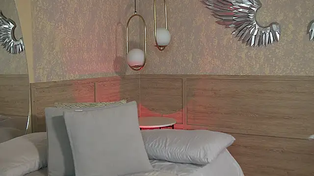 Susan wall online show from 09-24-25, 01:17