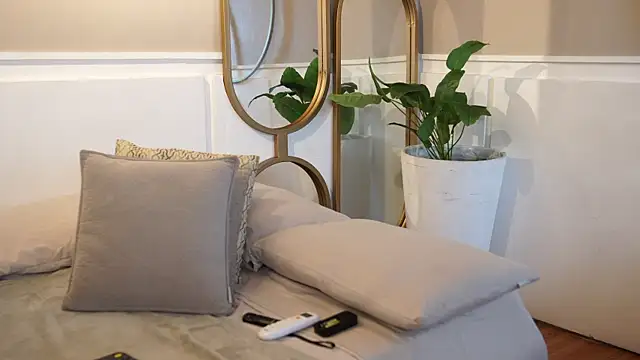 Susan wall online show from 09-21-25, 03:17