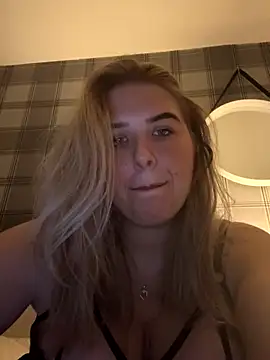 Snapshot of CutieCurvyGirlxo chatting on 10-11-25, 12:00 CutieCurvyGirlxo online show from 10-11-25, 12:00