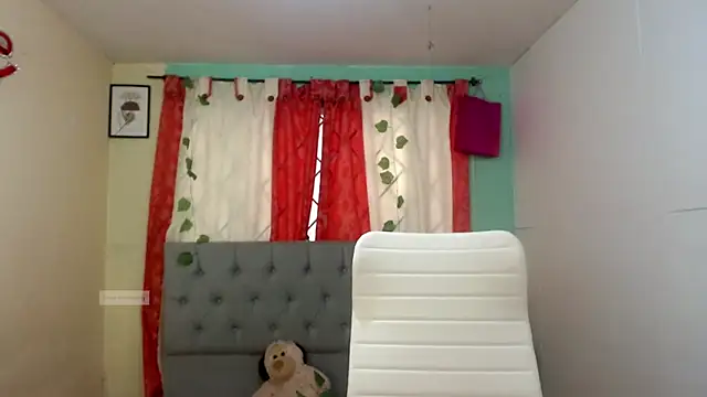 Snapshot of vale_miel chatting on 09-19-25, 03:38 vale miel online show from 09-19-25, 03:38