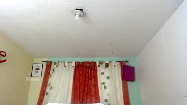 Snapshot of vale_miel chatting on 09-16-25, 06:31 vale miel online show from 09-16-25, 06:31