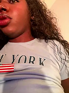 Snapshot of alissradiante1 chatting on 01-10-26, 02:18 alissradiante1 online show from 01-10-26, 02:18