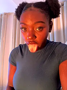 Snapshot of alissradiante1 chatting on 11-18-25, 04:27 alissradiante1 online show from 11-18-25, 04:27