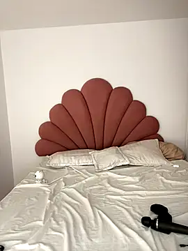 Snapshot of alissradiante1 chatting on 10-31-25, 12:29 alissradiante1 online show from 10-31-25, 12:29