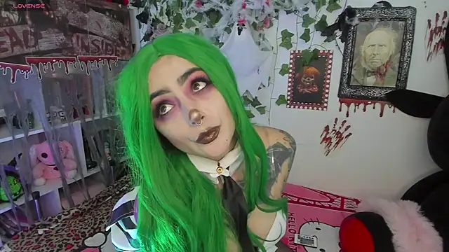 sarahminage  online show from 10-30-25, 05:21