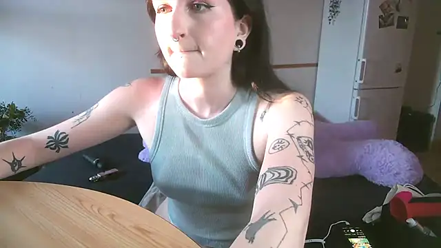 Snapshot of Violett3333 chatting on 03-21-26, 05:39 Violett3333 online show from 03-21-26, 05:39