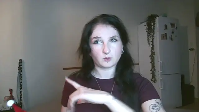 Snapshot of Violett3333 chatting on 12-19-25, 04:42 Violett3333 online show from 12-19-25, 04:42