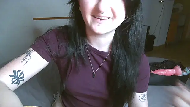 Snapshot of Violett3333 chatting on 12-20-25, 05:38 Violett3333 online show from 12-20-25, 05:38