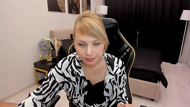 Snapshot of LindaSandy_1 chatting on 10-13-25, 06:15 LindaSandy 1 online show from 10-13-25, 06:15