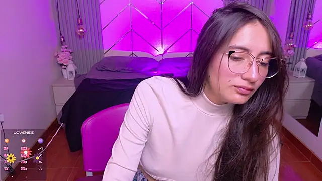 Snapshot of alesiamoore chatting on 06-17-26, 02:38 alesiamoore online show from 06-17-26, 02:38