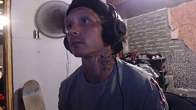 Snapshot of mastertrap chatting on 09-21-25, 03:44 mastertrap online show from 09-21-25, 03:44