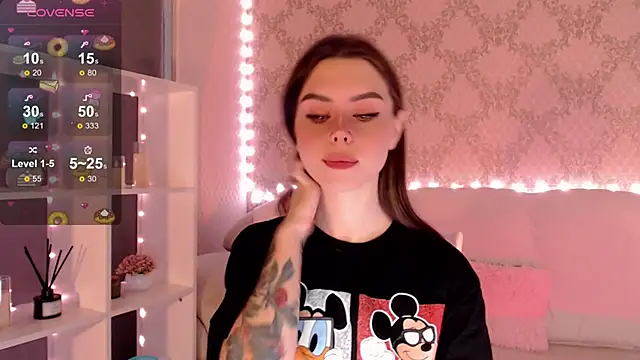 Snapshot of HolyMiax chatting on 09-19-25, 03:32 HolyMiax online show from 09-19-25, 03:32