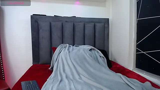 EmmaJhomson online show from 11-20-25, 08:20