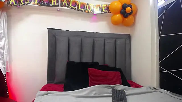 EmmaJhomson online show from 10-13-25, 08:10