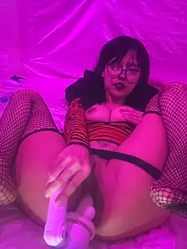 YourDevilGirl  online show from 04-12-26, 08:45