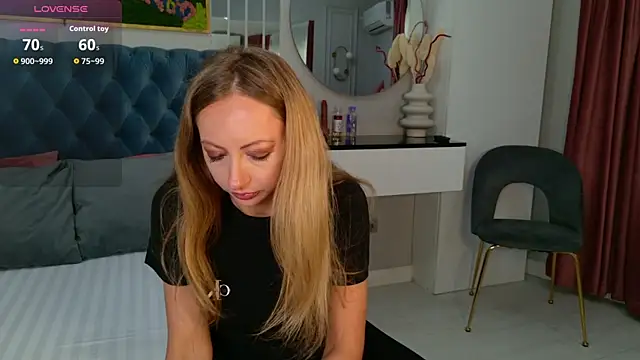 Snapshot of SiennaPierce chatting on 05-18-26, 11:15 SiennaPierce online show from 05-18-26, 11:15