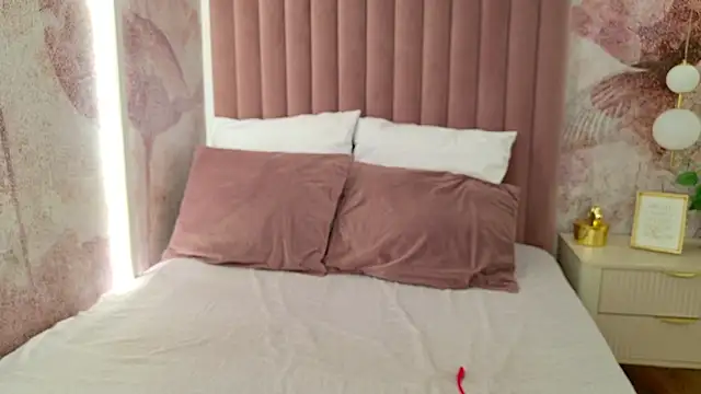 Snapshot of SiennaPierce chatting on 04-23-26, 12:00 SiennaPierce online show from 04-23-26, 12:00