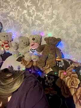 hotsteacher online show from 12-16-25, 01:10