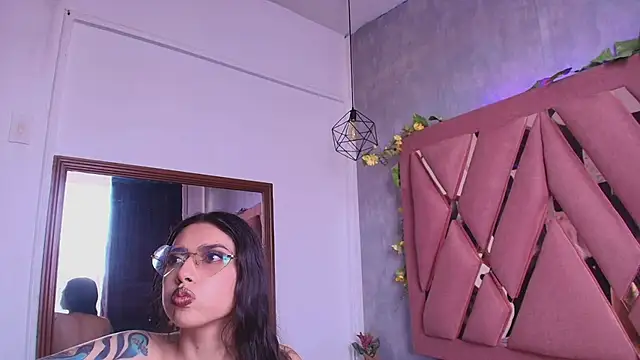 Snapshot of viollettaa_ chatting on 09-16-25, 07:04 viollettaa online show from 09-16-25, 07:04