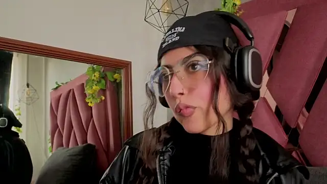 viollettaa  online show from 04-14-26, 07:08