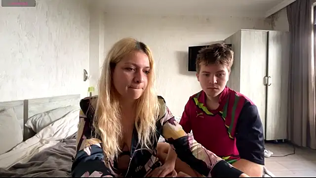 Snapshot of Hikki_ chatting on 10-19-25, 11:57 Hikki online show from 10-19-25, 11:57