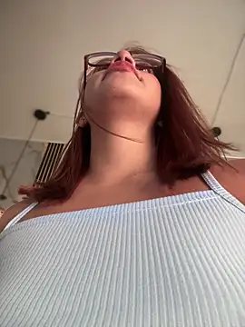 Snapshot of sara_calderon chatting on 02-26-26, 01:33 sara calderon online show from 02-26-26, 01:33