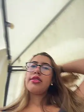 sara calderon online show from 10-26-25, 01:22