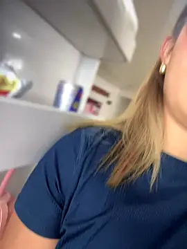 sara calderon online show from 10-29-25, 01:21